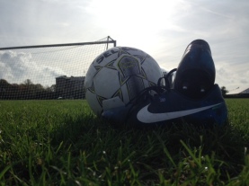 Den bedste kombination i verden: Græs, fodbold og fodboldstøvler.